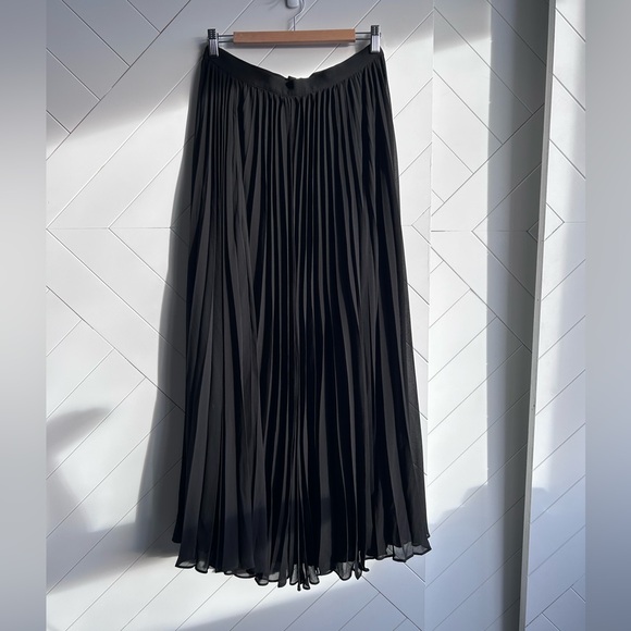 Women’s Banana Republic long black pleated skirt size 10P - Picture 1 of 5